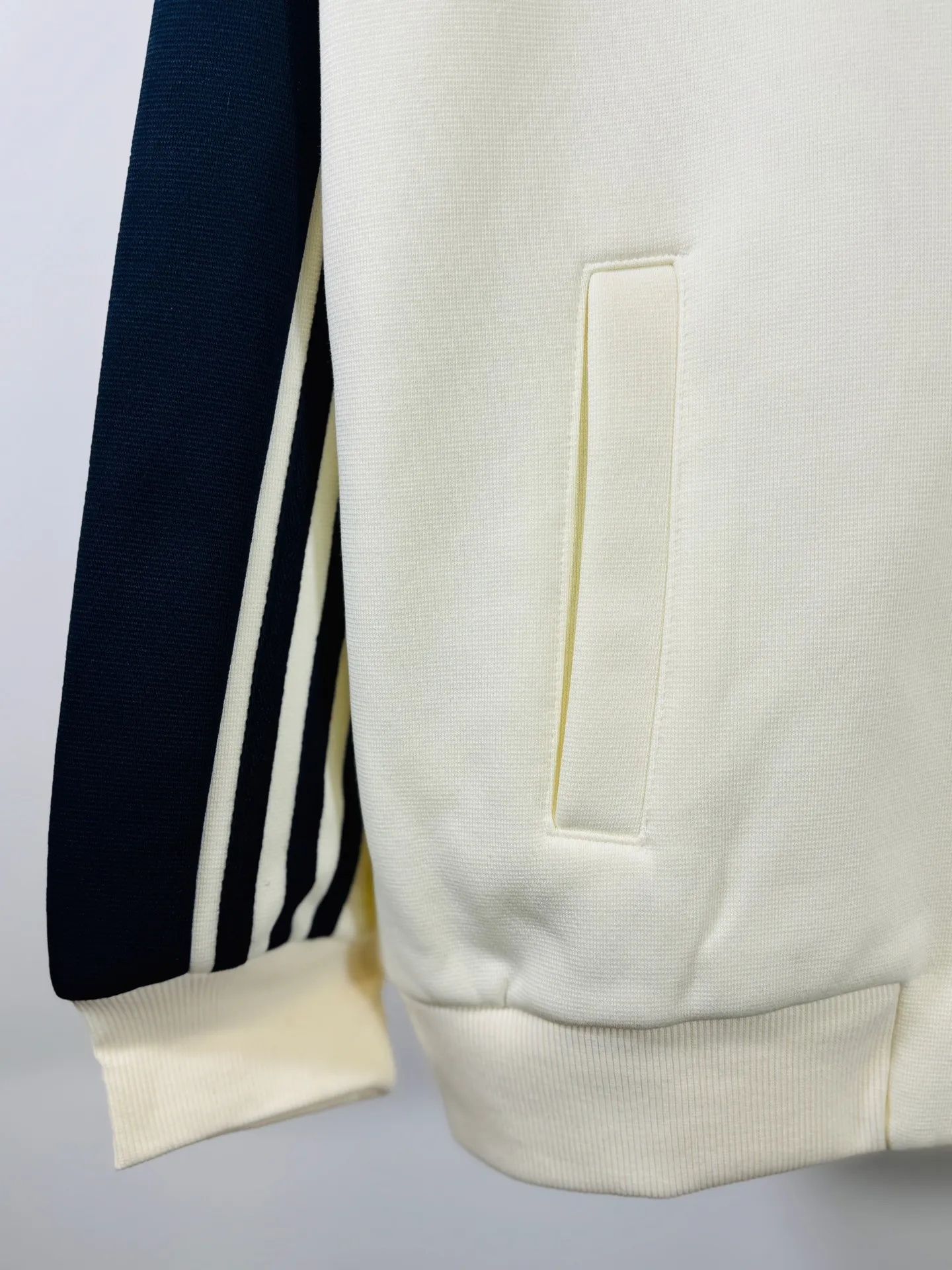 P520 top version 🐮 Real shot without P, ​​different from market products] Chrome Hearts 🍁Winter clothes are coming🍁New Year clothes Sanskrit cross woolen leather sleeves spliced ​​baseball embroidered cotton clothes Heavy embroidery ➕Double sleeve splicing special technology Counter synchronization, heavy industry and heavy industry! ! Customized version of thickened woolen fabric, silk lining, customized version of hardware, not the ordinary version on the market! ! Color: black and white stitching Code number: S, M, L, XL